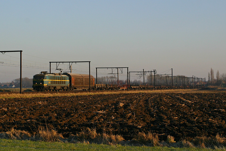 La HLE 2006 tracte un train de marchandises diffus. Ici vu &agrave; la sortie du porte d'Anvers, &agrave; Ekeren.