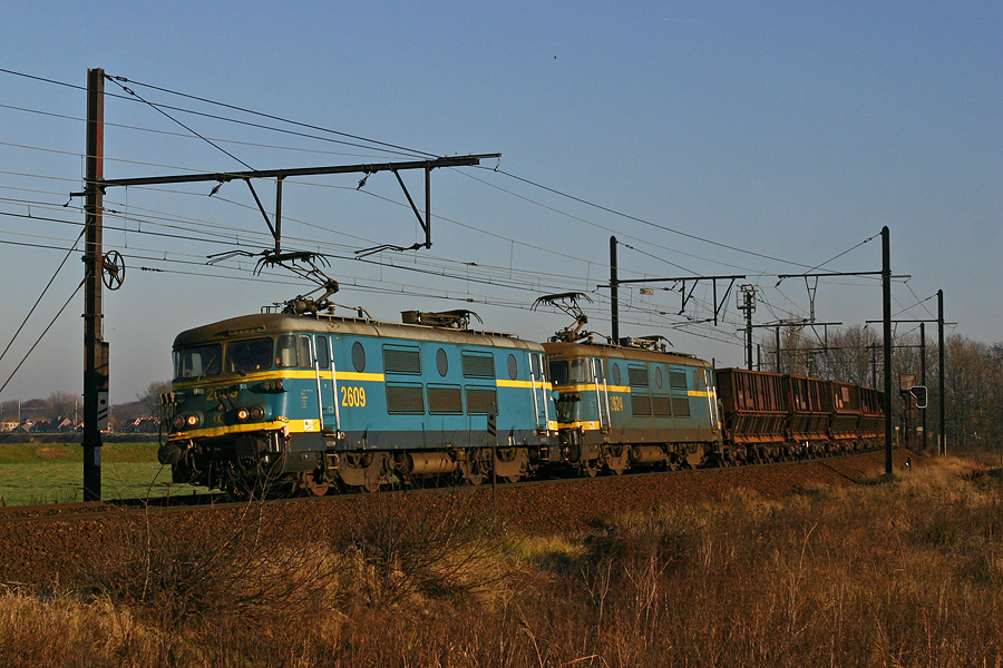 Une UM de HLE 26 en t&ecirc;te d'un train de minerais en provenance du port d'Anvers.