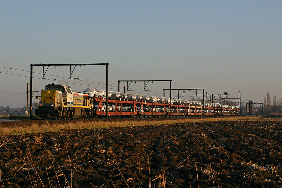 La HLD 7849 sort du port d'Anvers avec un train complet de porte-autos