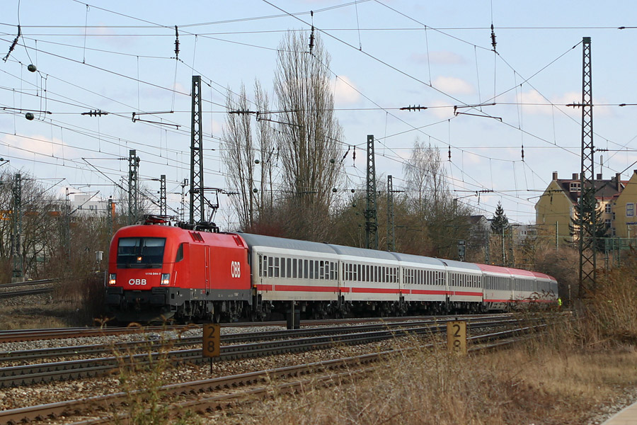 La Taurus 1116 044-7 des chemins de fer autrichiens arrive &agrave; Munich. Elle est vue ici de passage avec son IC &agrave; M&uuml;nchen Heimeranplatz.