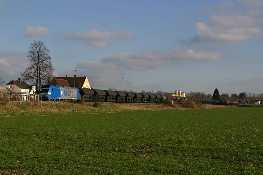 La ER 20 2016 904-1 lou&eacute;e par la firme LTE passe avec un long train de tr&eacute;mies &agrave; T&uuml;&szlig;ling, en direction de M&uuml;hldorf.