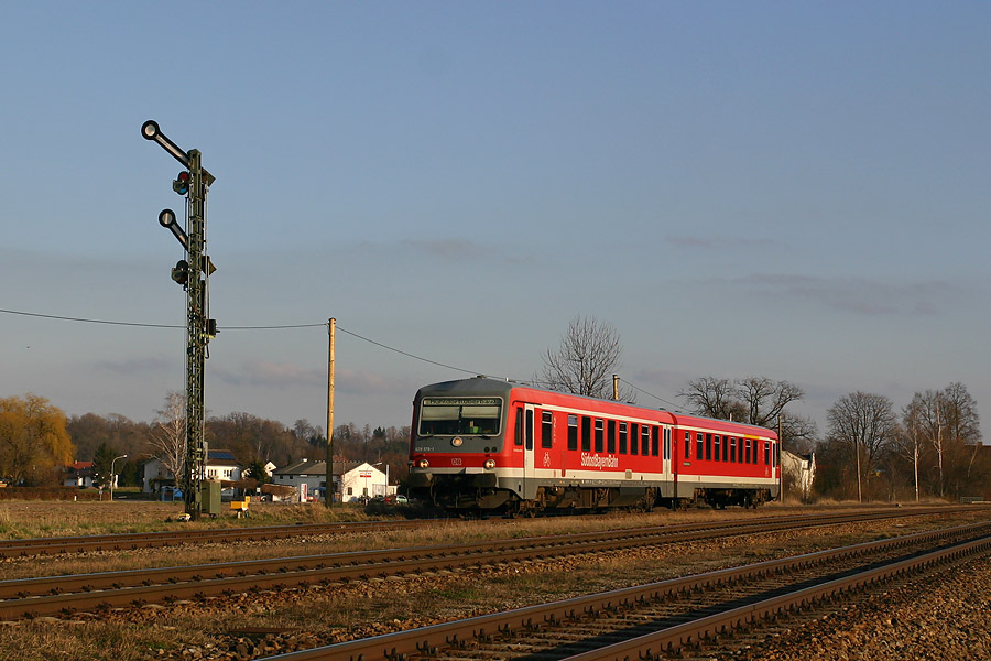 L'&eacute;l&eacute;ment automoteur 628 576-1 / 928 576-1 assure un RegionalBahn Burghausen - M&uuml;hldorf. Il est vu ici &agrave; la sortie de la gare de Tu&szlig;ling, en pleine acc&eacute;l&eacute;ration.