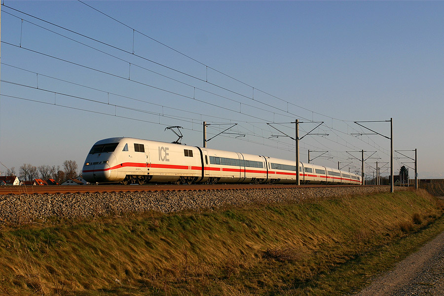 L'ICE 2 immatricul&eacute; 402 033-5 (avec un de ses fr&egrave;res) passe, en plein acc&eacute;l&eacute;ration, &agrave; Herbertshausen, dans la banlieue Munichoise.