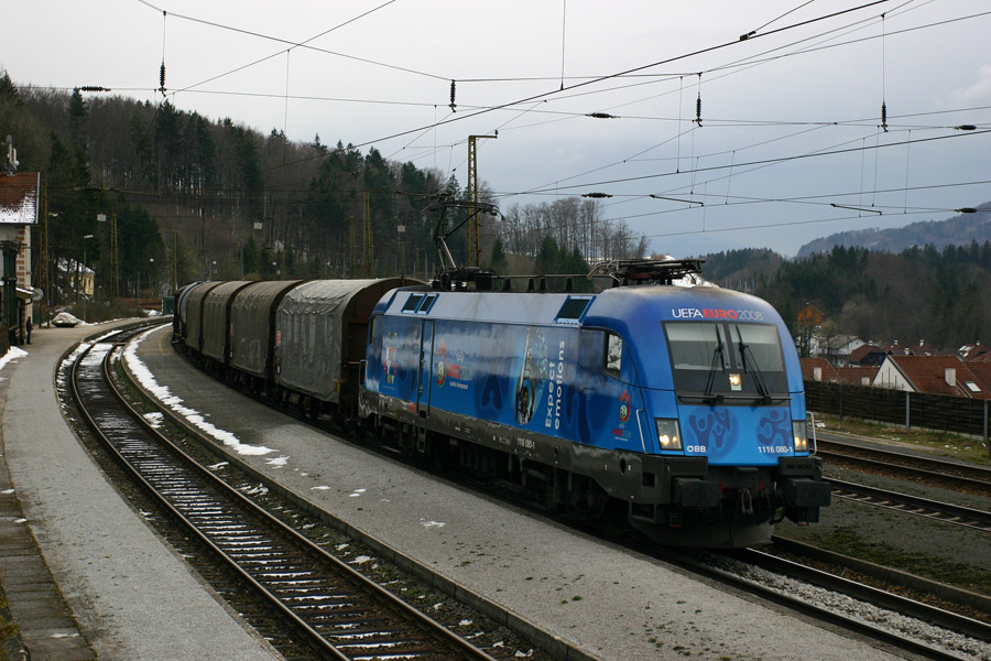 La Taurus 1116 080-1 en livr&eacute;e UEFA passe &agrave; Hallwang, dans la grande banlieue de Salzburg avec un train de marchandises en direction de Linz-Wien