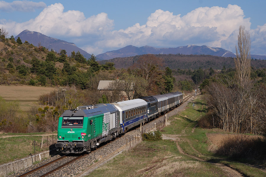 Passage dans le Buech d'un train d'essais tract&eacute; par la BB 75074.