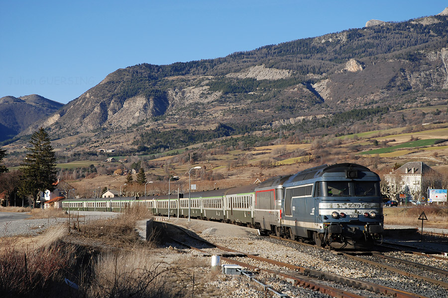 Départ de la gare de Chorges du TER 885685 Grenoble - Briançon, assuré par une UM BB 67300, BB 67302 en tête, et une rame composée d'USI et UIC vertes.