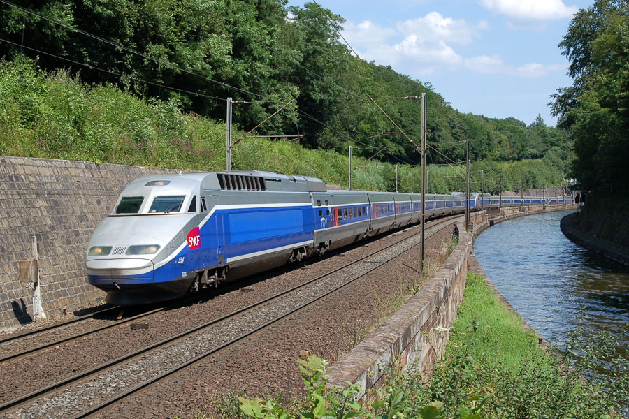 Les rames 554 (assurant le 2352 Mulhouse - Paris) et 4403 (assurant le 9574 Stuttgart - Paris) viennent de quitter le tunnel d'Arzviller et se dirigent vers R&eacute;ding.