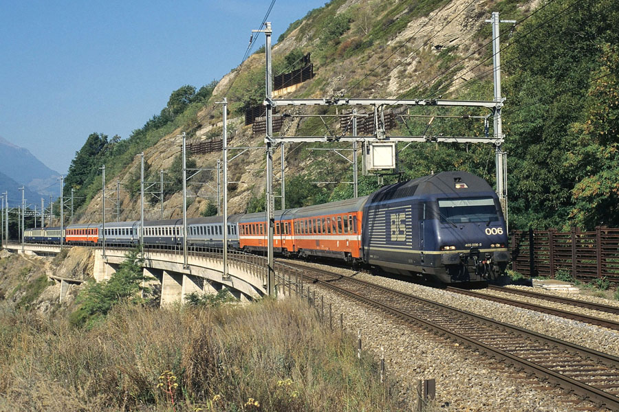 La Re 465 006-5 "Lötschental", en tête de l'IC 813 "Monteverdi" pour Milano-Centrale, va bientôt arriver à Brig. La locomotive assure la traction jusqu'à la gare italienne de Domodossola.