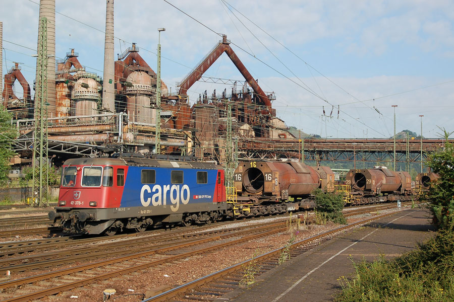 Re 421 378-1 arrivant &agrave; V&ouml;lklingen en t&ecirc;te d'un train de wagons-poches pour le transport de fonte en fusion en provenance du haut-fourneau de Dillingen.