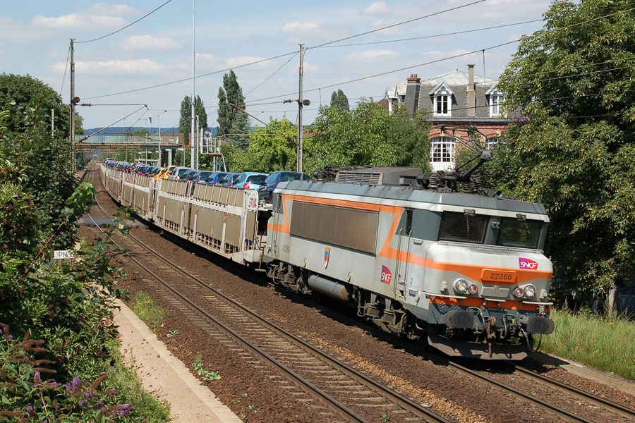 La BB 22366 (baptis&eacute;e "Malakoff") vient de franchir la gare de Villennes-sur-Seine et se dirige vers Poissy en t&ecirc;te d'un train de wagons porte-autos.