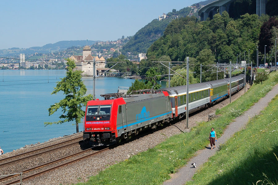 Le train EC Cisalpino 121 "Lemano", assurant la liaison Genève - Milano, longe la lac Léman et vient de passer à la hauteur du célèbre château de Chillon. Il est tiré par la Re 484 014-6 de CFF Cargo louée à Cisalpino.