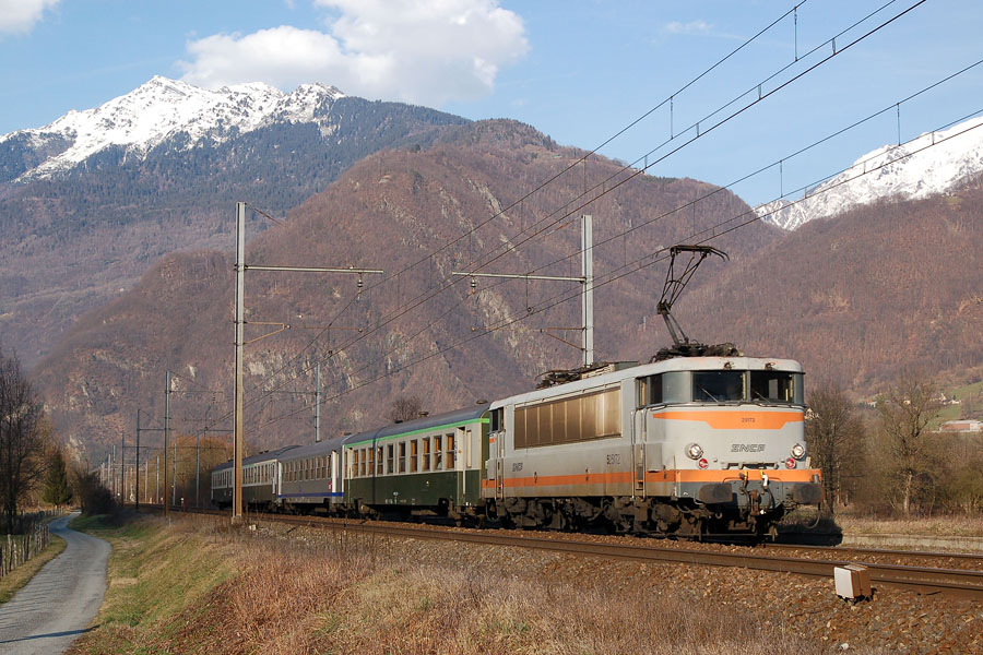 BB 25172 en t&ecirc;te du TER 883317 Chamb&eacute;ry - Modane &agrave; hauteur du village d'Argentine.