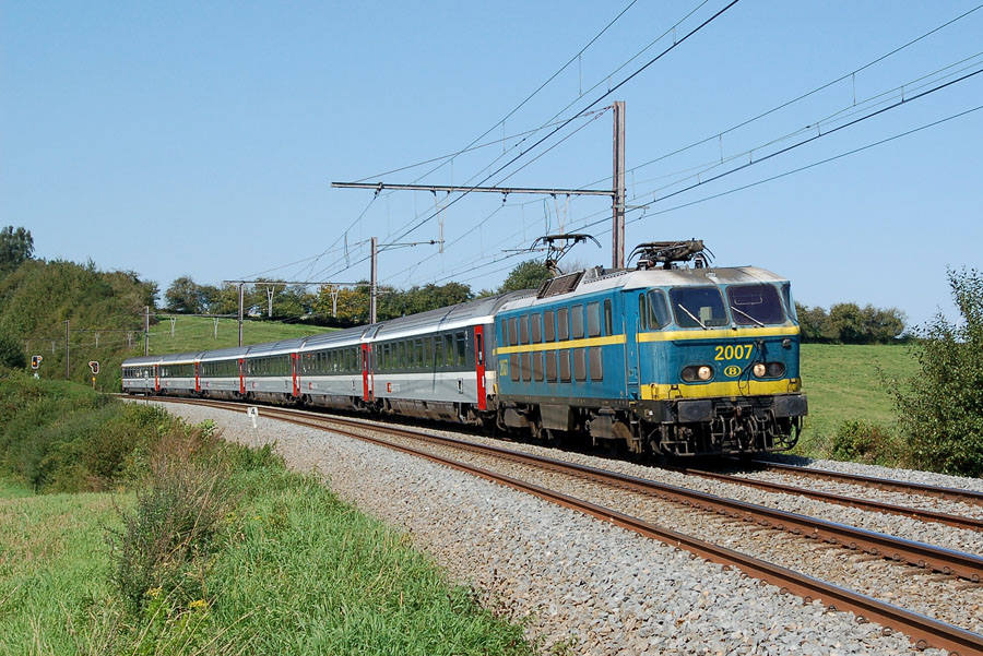 Passage à Florée de l'EC 97 "Iris" reliant Bruxelles à Zürich et tracté par la HLE 2007 de la SNCB.