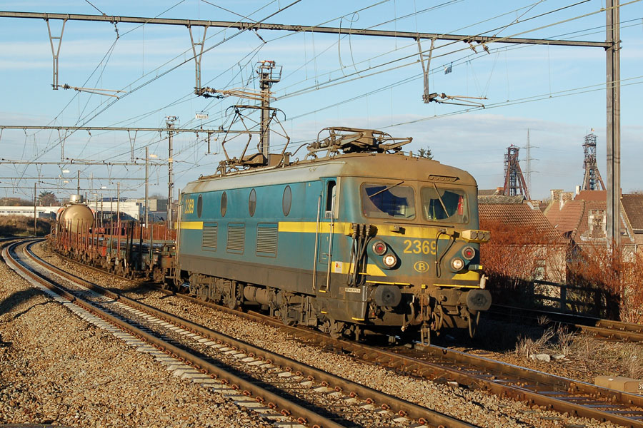 Passage &agrave; Couillet du train 44865 Monceau - Ronet tract&eacute; par la HLE 2369. On remarquera les deux ch&acirc;ssis &agrave; mollettes (vestiges de l'&eacute;poque mini&egrave;re de la r&eacute;gion carolor&eacute;gienne) &agrave; l'arri&egrave;re-plan &agrave; droite