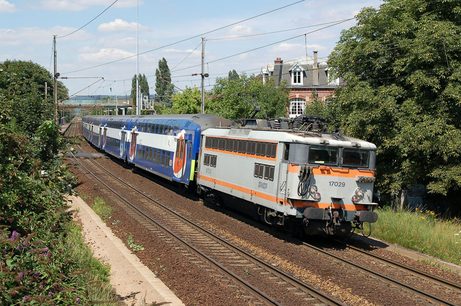 Le train de banlieue 130814, assurant la liaison entre Mantes la Jolie et Paris St Lazare, vient de marquer l'arr&ecirc;t &agrave; Villennnes sur Seine. Il est tract&eacute; par la BB 17029 qui est encore en livr&eacute;e 'b&eacute;ton'