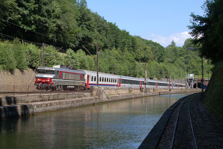 La BB 15023 "Meaux", tractant l'EC 90 "Vauban" reliant Interlaken-Ost &agrave; Bruxelles-Midi, vient de sortir du tunnel d'Arzviller.