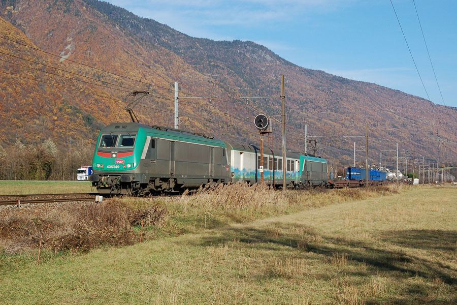 Passage aux Chavannes en Maurienne d'une rame de l'Autoroute Ferroviaire Alpine (train 43303) pour l'Italie tractée par les 36349 et 36351.