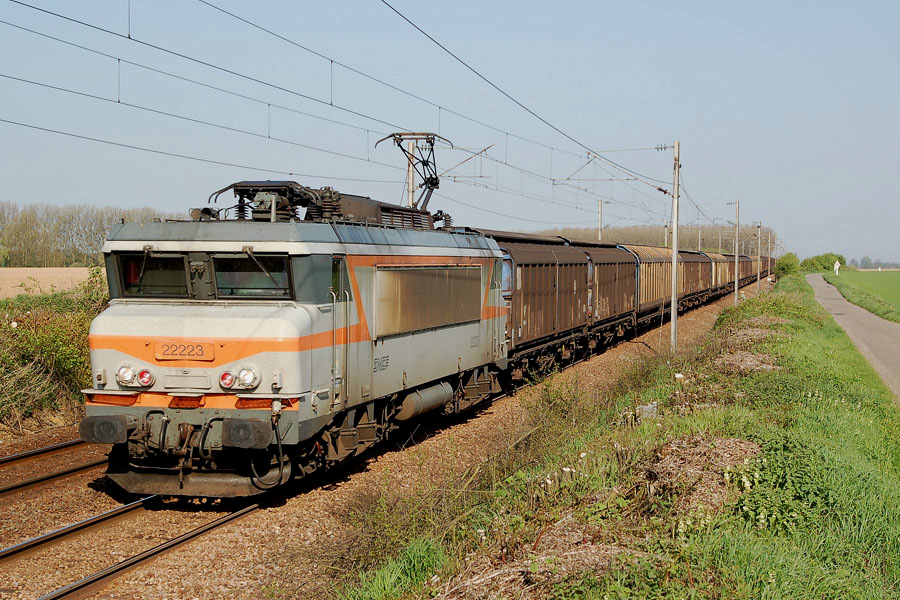 BB 22223 en t&ecirc;te d'un train fret sur l'art&egrave;re Nord-Est &agrave; quelques centaines de m&egrave;tres de la gare du Quesnoy en direction d'Aulnoye.