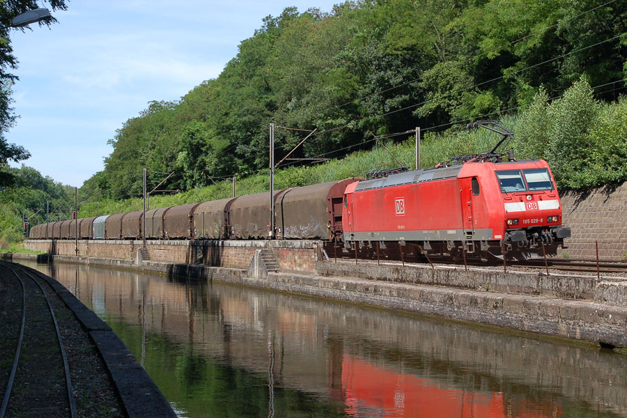 La 185 028-8 va entrer dans le tunnel d'Arzviller en t&ecirc;te du train 44249 Woippy - Kehl.