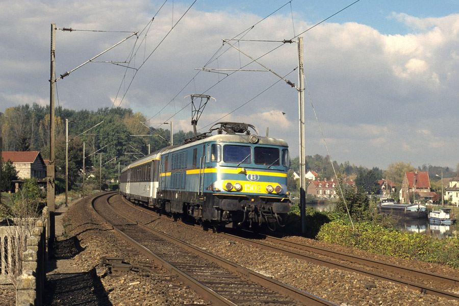 HLE 1502 tractant l'EC 30 "Moli&egrave;re" reliant Dortmund &agrave; Paris.