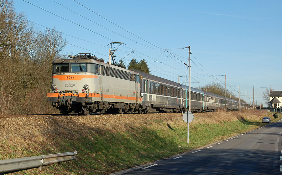 BB 16055 en t&ecirc;te du Corail InterCit&eacute;s 12326 reliant Aulnoye-Aimeries &agrave; Paris-Nord vient de passer &agrave; Sassegnies.