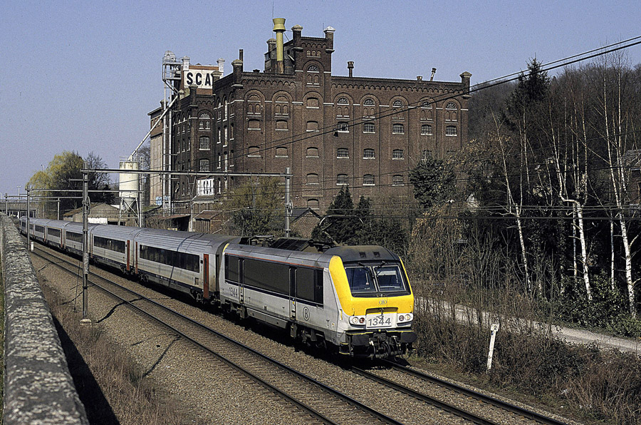 Tract&eacute; par la HLE 1344, l'IC 436 Maastricht - Bruxelles Midi passe &agrave; hauteur du moulin SCAR &agrave; Argenteau.