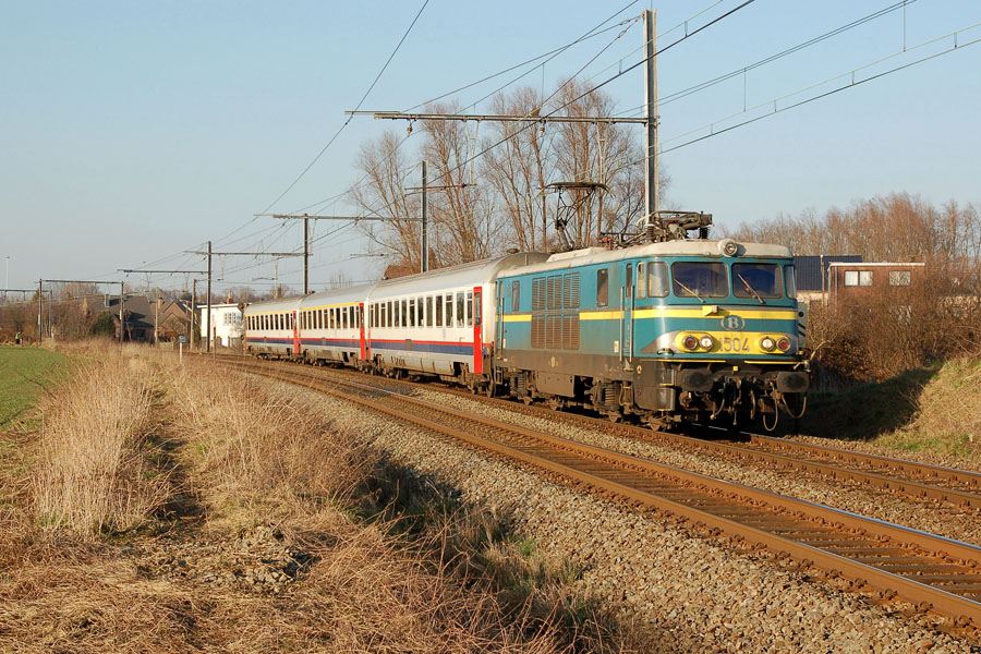 Le train IR 4016 reliant Liers &agrave; Gouvy vient de quitter sa gare d'origine au crochet de la HLE 1504.