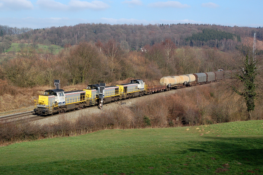 Le train marchandises 44238 Gremberg - Aulnoye, tract&eacute; par la triplette de locomotives 7771 + 7851 + 7790, vient d'entrer sur le territoire belge. Les locomotives diesel assureront la traction jusqu'&agrave; Kinkempois.