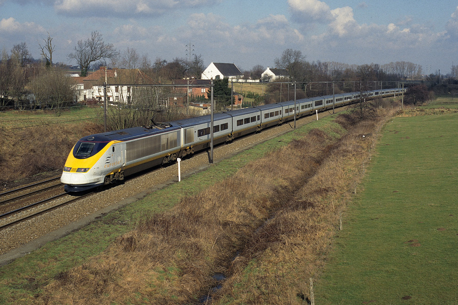 L'Eurostar 9133, assur&eacute; par la rame SNCB 3105/3106, arrive au sommet de la rampe d'Hennuy&egrave;res sur la ligne Bruxelles-Mons. Cet itin&eacute;raire &eacute;tait emprunt&eacute; suite &agrave; l'incendie du tunnel sous la Manche fin 1996 et permettait aux Eurostar de monter sur la ligne &agrave; grande vitesse 1 au niveau du raccordement d'Antoing, ce qui permettait de soulager le noeud de Lille.