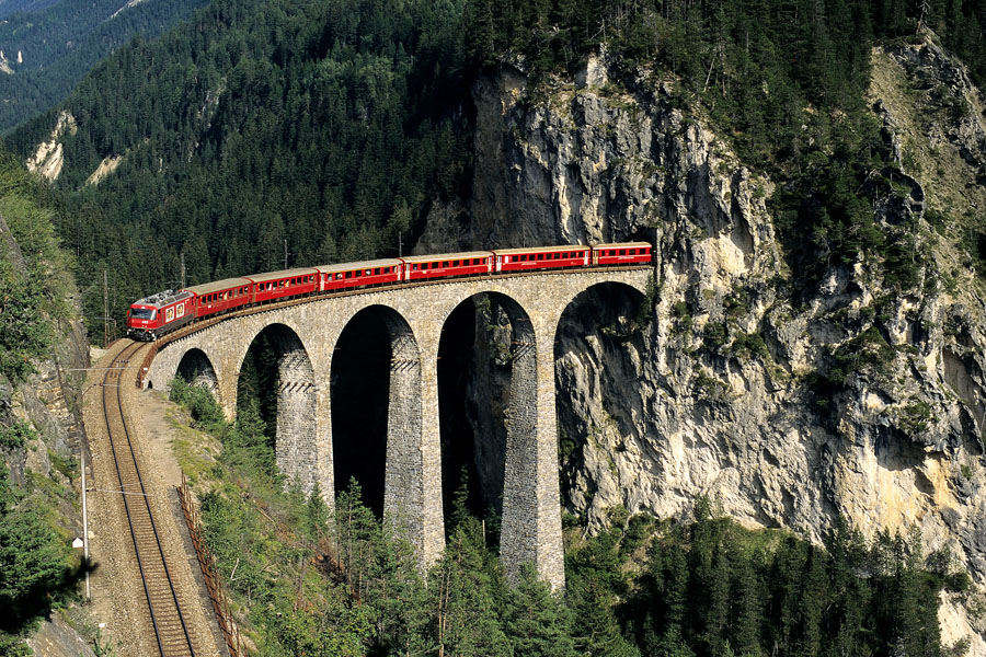 Tract&eacute; par la Ge 4/4 III 642, le train D 564 St Moritz - Chur franchit le c&eacute;l&egrave;bre viaduc de la Landwasser situ&eacute; peu apr&egrave;s la gare de Filisur.