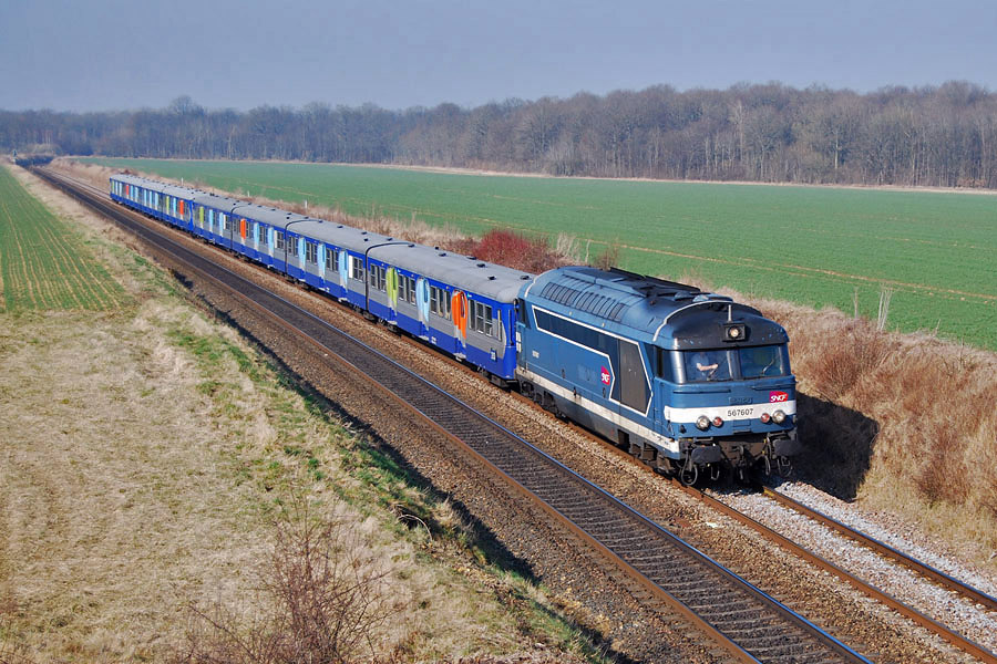 Tract&eacute; par la BB 67607, le train 117593 reliant Gretz-Armainvillers &agrave; Provins passe &agrave; hauteur du lieu-dit "Montgazon" situ&eacute; sur le territoire de la commune de Courquetaine.