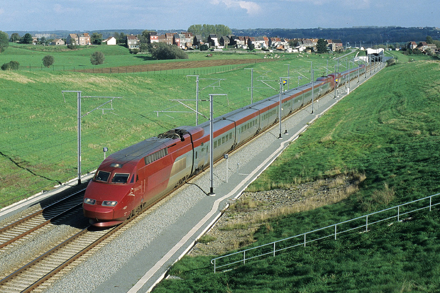Assur&eacute; par les rames 4537 et 4343, le Thalys 9436 vient d'entrer sur la ligne &agrave; grande vitesse N&deg;1 et entame son acc&eacute;l&eacute;ration pour atteindre la vitesse maximale de 300 km/h.