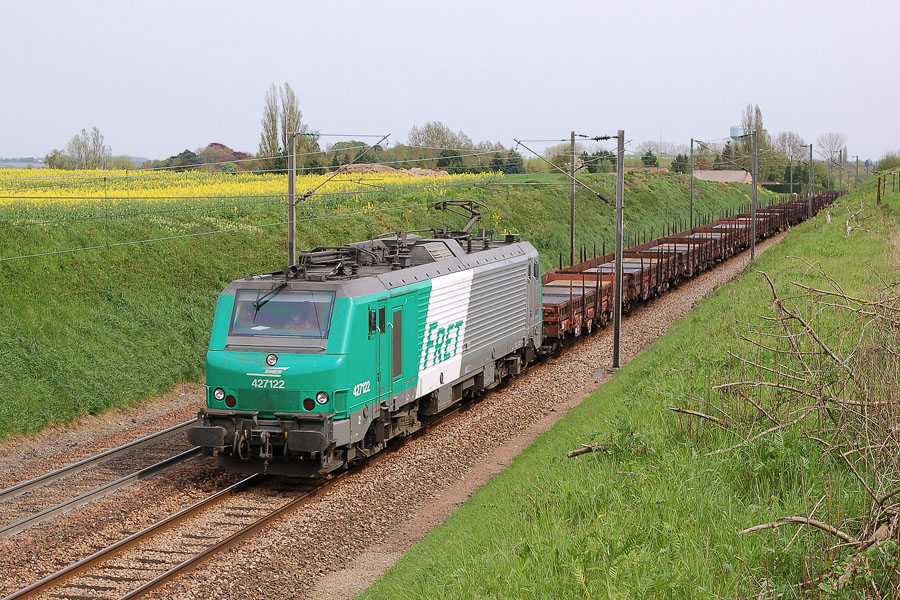 Passage à Artres de la BB 27122 tractant un train de fret vers Valenciennes.