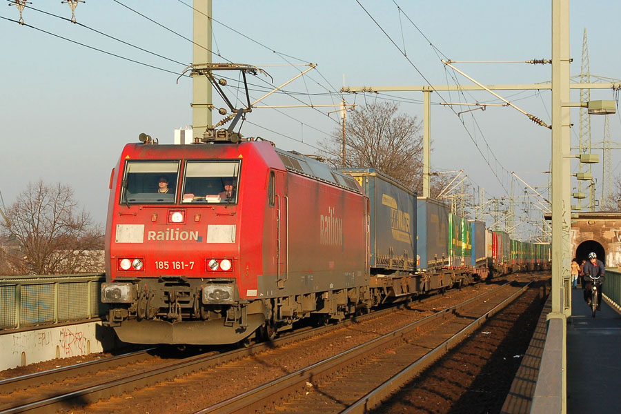 Tract&eacute; par le 185-161, un train de ferroutage vient d'entrer sur le S&uuml;dbr&uuml;cke &agrave; K&ouml;ln (Cologne) afin de se rendre sur la rive gauche du Rhin.