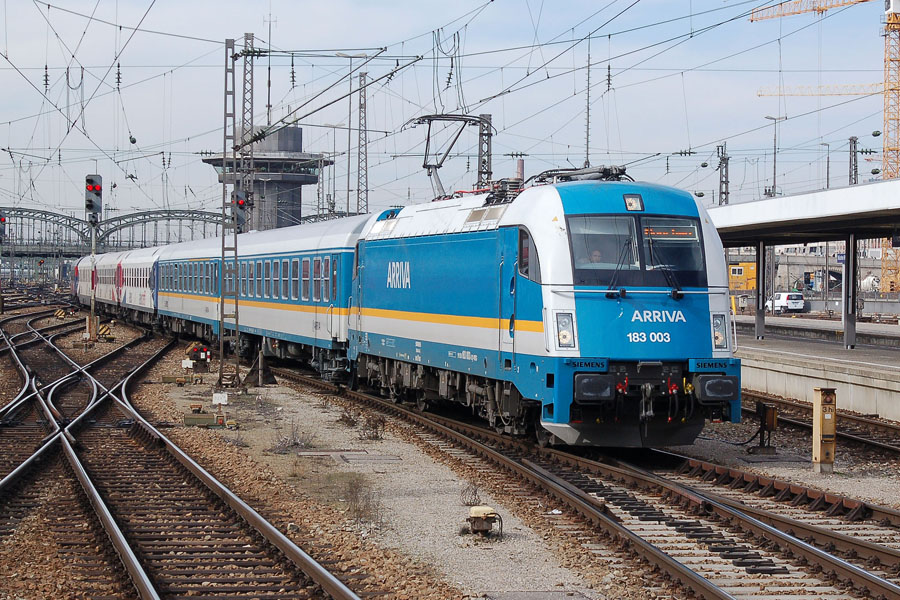 Tract&eacute; par la 183 003-3, le train ALX 86007 venant de Hof Hbf entre en gare de M&uuml;nchen Hbf (voie 26).