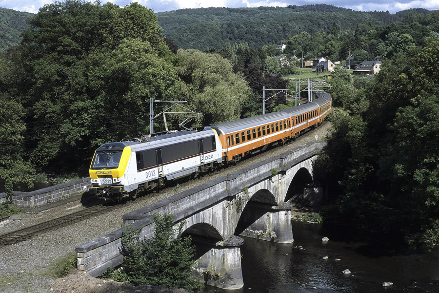 Tract&eacute; par la BB 3012 CFL, l'IR 116 Luxembourg - Gouvy - Li&egrave;ge - Liers franchit l'Ambl&egrave;ve &agrave; hauteur du village de Nonceveux.