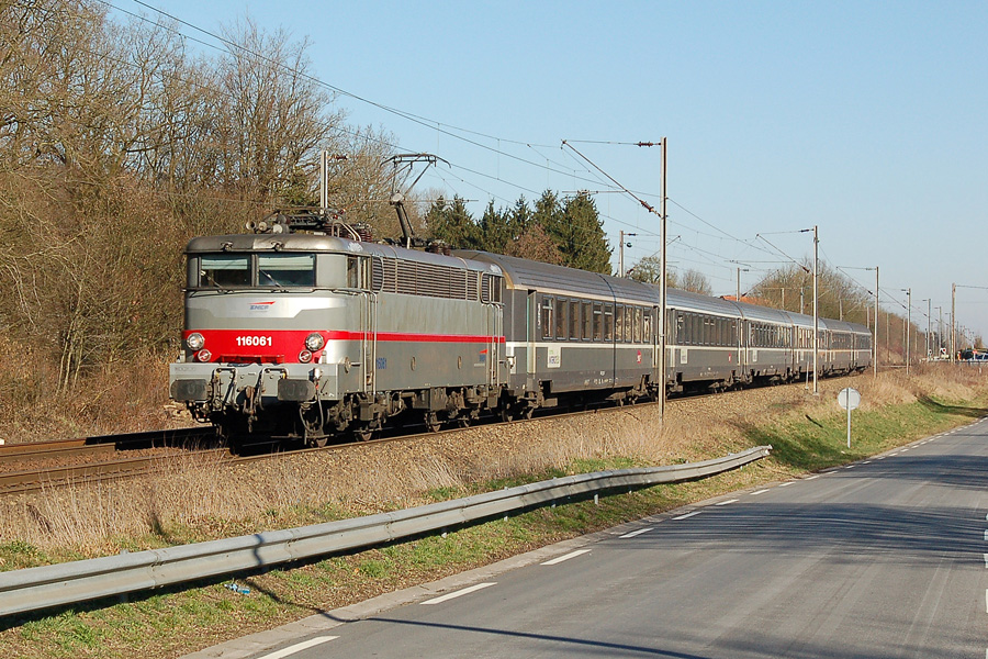 BB 16061 en tête du CIC 12326 reliant Maubeuge à Paris Nord vient de passer à Sassegnies.