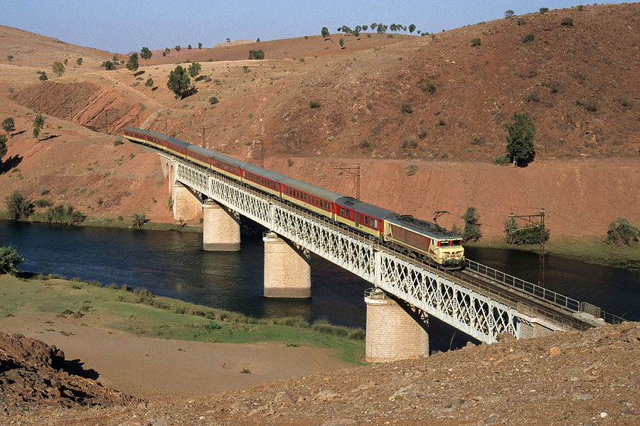 Tract&eacute; par une locomotive de la s&eacute;rie E 1300 (s&eacute;rie d&eacute;riv&eacute;e des BB 7200 SNCF, mais adapt&eacute;e au 3 kV), le train rapide MNR1 franchit le pont sur l'Oum er R'bia et file vers Marrakech.