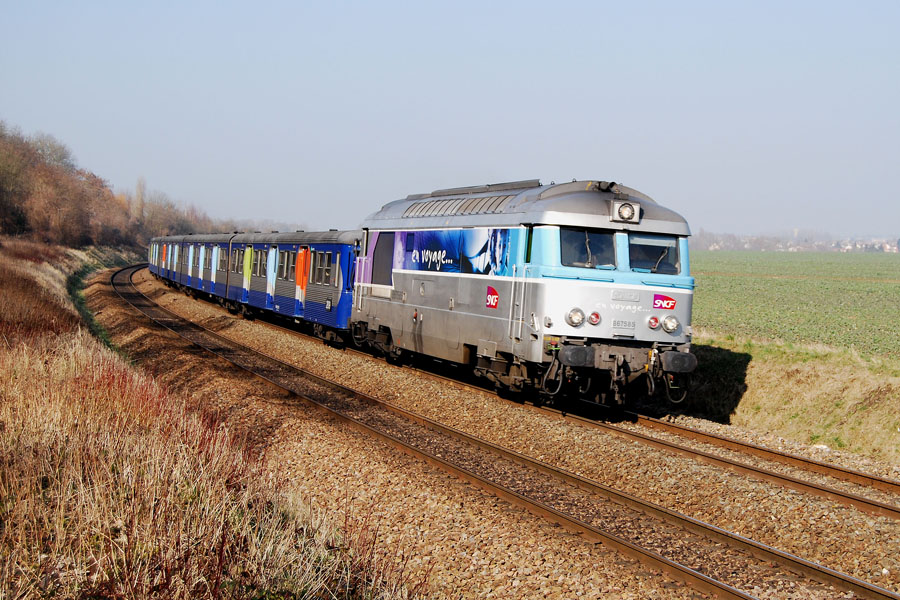Tract&eacute; par la BB 67585, le train 117595 reliant Gretz-Armainvilliers &agrave; Provins, arrive &agrave; Villepatour.