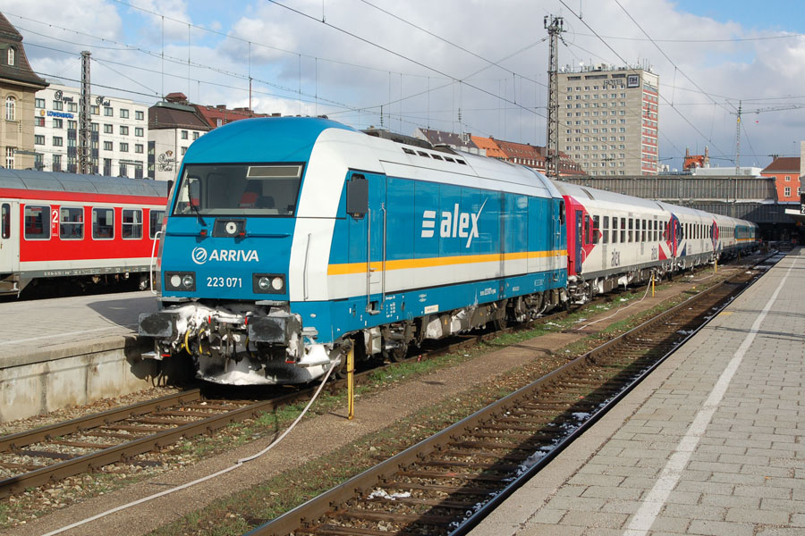 La train ALX 86214 pour Lindau (avec tranche 86714 pour Oberstdorf) est pr&ecirc;t au d&eacute;part de M&uuml;nchen Hbf. La s&eacute;paration entre les deux parties aura lieu &agrave; Immenstadt. La traction est assur&eacute;e par une locomotive diesel de type ER 20 de Siemens, de l'op&eacute;rateur Arriva, num&eacute;rot&eacute;e 223 071-2.
