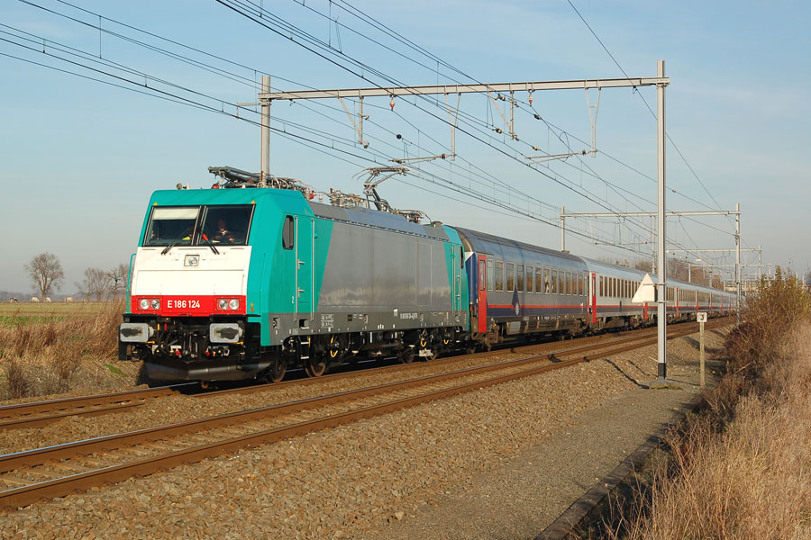 La 186 124 est une locomotive TRAXX de la variante KF (Pays-Bas, Belgique, Allemagne, Autriche). Elle est photographi&eacute;e &agrave; l'occasion de tests de compatibilit&eacute; &eacute;lectromagn&eacute;tique sous 3kV au lieu-dit "Bois du Coucou". La 186 124 (avec les 186 123 et 186 125) est une des trois TRAXX prises en leasing par la SNCB via la soci&eacute;t&eacute; Angel Trains.