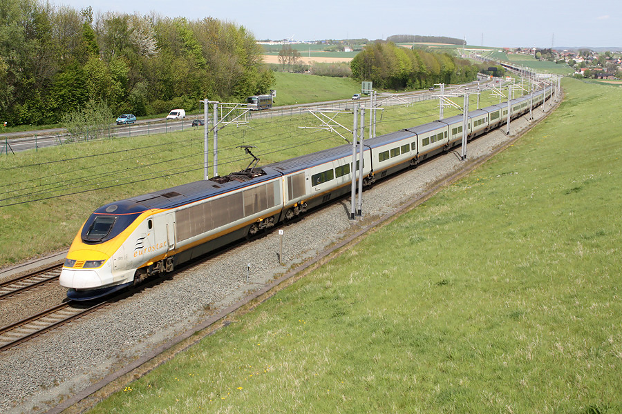 Assur&eacute; par les rames britanniques 3012/3011, l'Eurostar 9141 Bruxelles Midi - London St Pancras passe &agrave; Rebecq. Sur quelques kilom&egrave;tres, la LGV 1 longe l'autoroute A8-E429.
