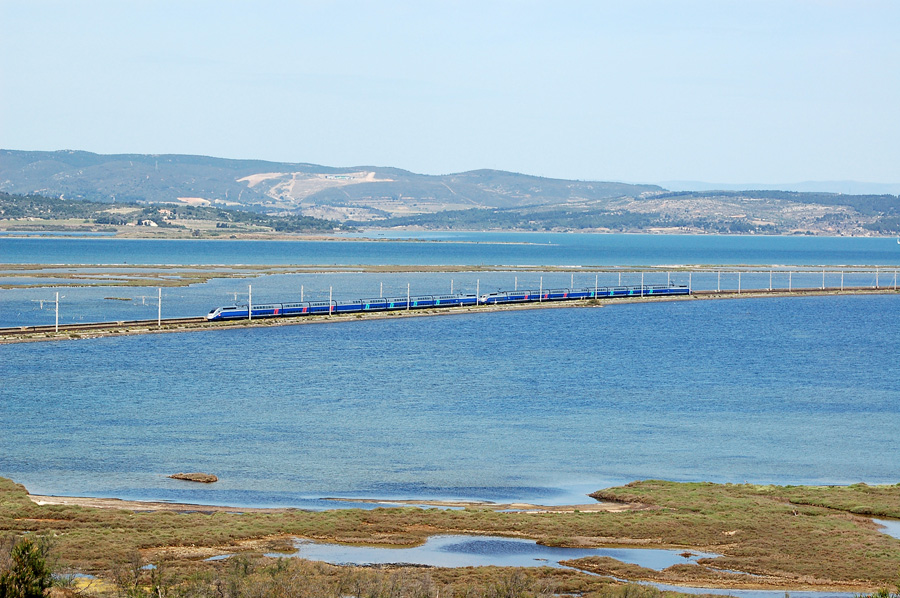 Assur&eacute; par une rame Duplex et une rame R/D, le TGV 6203 Paris - Perpignan franchit la digue de l'&eacute;tang de l'Ayrolle, de celui de Bages et de Sigean entre Narbonne et Port-la-Nouvelle.