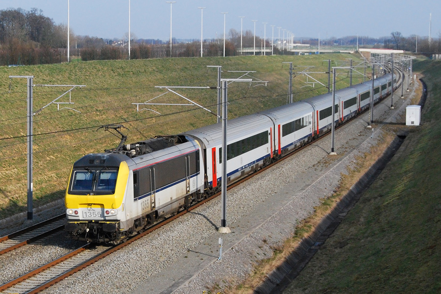 L'IC 436 Maastricht - Bruxelles Midi, tracté par la HLE 1355, va passer au km 69 de la ligne à grande vitesse n°2. Cette ligne, électrifiée en 25kV 50Hz est construite en grande partie le long de l'autoroute A3 - E40. Les voitures du train sont du type I11.