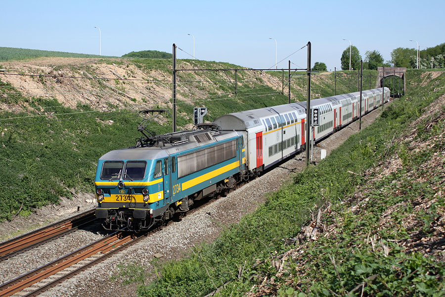 Tract&eacute; par la HLE 2734, l'IC 2031 Anvers - Charleroi vient de passer sous la route Nivelles-Waterloo. Dans quelques instants, il marquera l'arr&ecirc;t en gare de Nivelles. Le train est compos&eacute; de voitures &agrave; 2 niveaux de type M6.