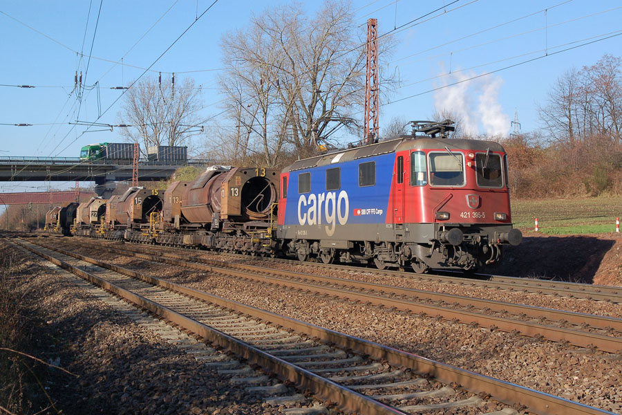 Tracté par la Re 421 395-5, un train de fonte en fusion vient de quitter le raccordement du haut-fourneau de Dilligen Hütte pour s'engager à contrevoie sur la ligne principale Dillingen - Saarlouis. Le train est à destination de Völklingen.