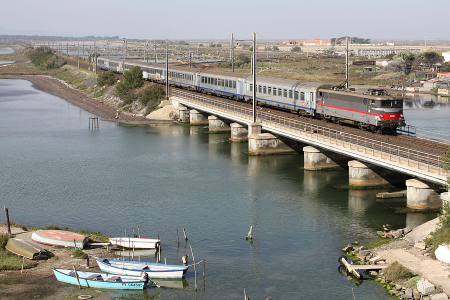Tract&eacute; par la BB 9335, le TER 876436 Avignon Centre - Cerb&egrave;re va marquer l'arr&ecirc;t en gare de Port-la-Nouvelle.