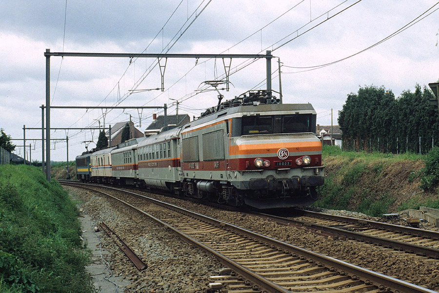 Tract&eacute; par la BB 10003, ce train d'essais destin&eacute; &agrave; tester la motorisation des rames Eurostar va entrer en gare d'Enghien en provenance de Tournai. En queue de rame, se trouve la HLE 2760.