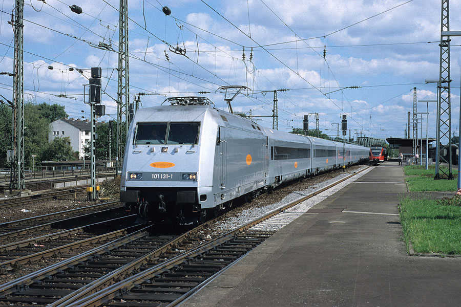 Tract&eacute; par la 101 131-1, le train MET 936 en provenance d'Hamburg Hbf traverse la gare de K&ouml;ln Deutz. Il arrivera dans quelques instants &agrave; son terminus, la gare de K&ouml;ln Hbf. Les trains Metropolitan, qui assuraient un service haut de gamme, essentiellement destin&eacute; aux voyageurs d'affaires, entre Hamburg et K&ouml;ln avec seulement deux arr&ecirc;ts interm&eacute;diaires &agrave; Essen et D&uuml;sseldorf ont circul&eacute; du 1er ao&ucirc;t 1999 au 11 d&eacute;cembre 2004.