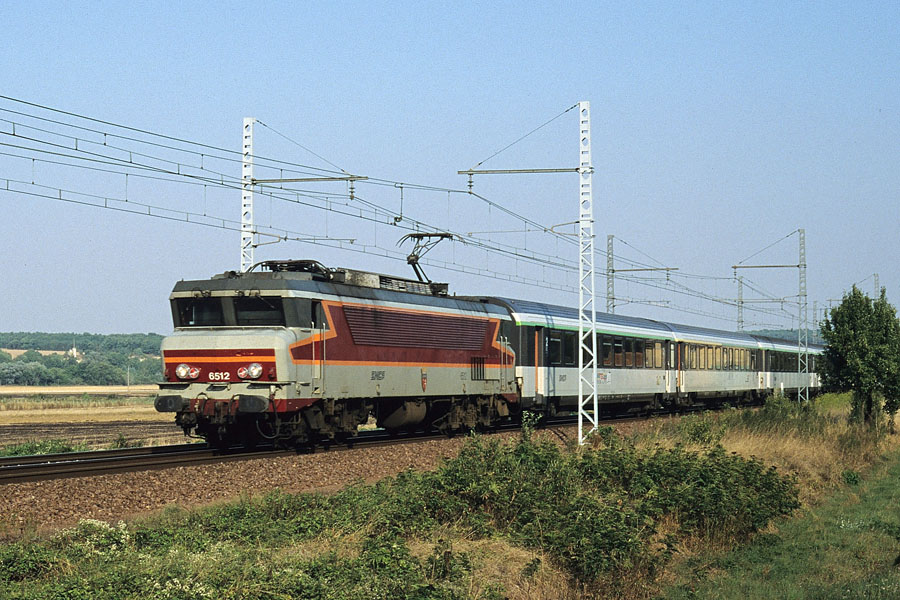 Tract&eacute; par la CC 6512, le TER 57124 vient de quitter la gare de Tonnerre.
